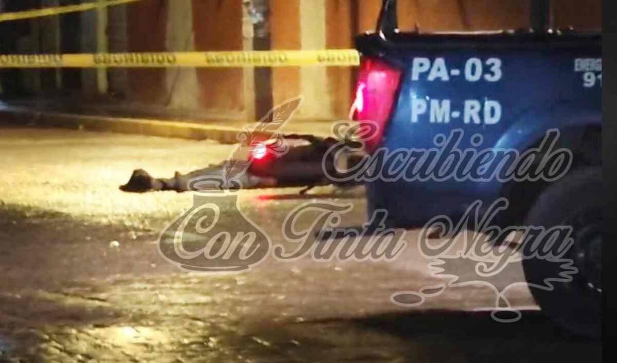 LO EJECUTAN FRENTE AL PALACIO MUNCIPAL; LA POLICÍA DESAPARECIÓ