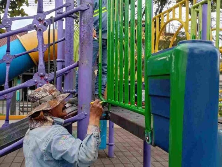 DAN MANTENIMIENTO A PARQUES DE CÓRDOBA