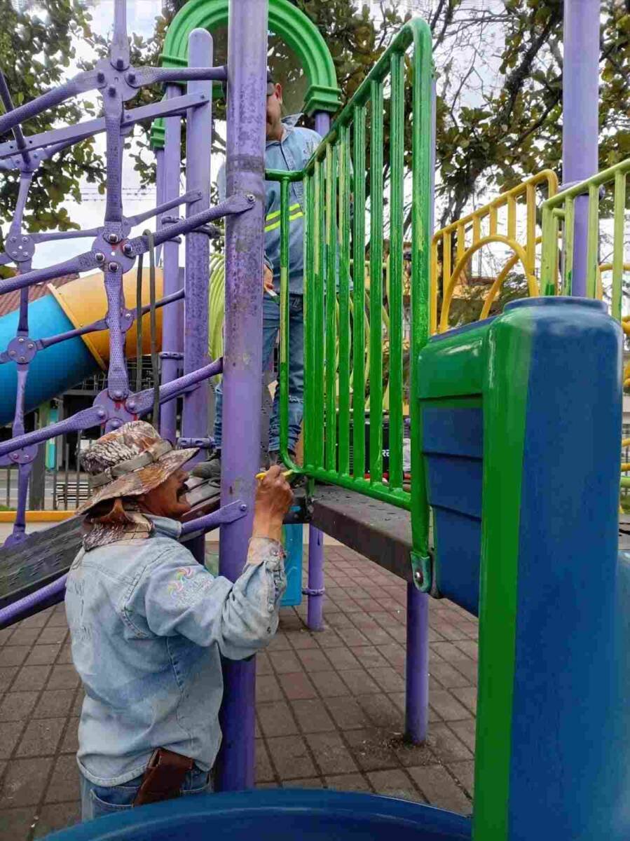 DAN MANTENIMIENTO A PARQUES DE CÓRDOBA