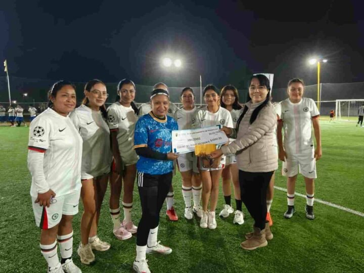 AMAZONAS Y ACAYOTLA, CAMPEONES DE FÚTBOL EN TOMATLÁN