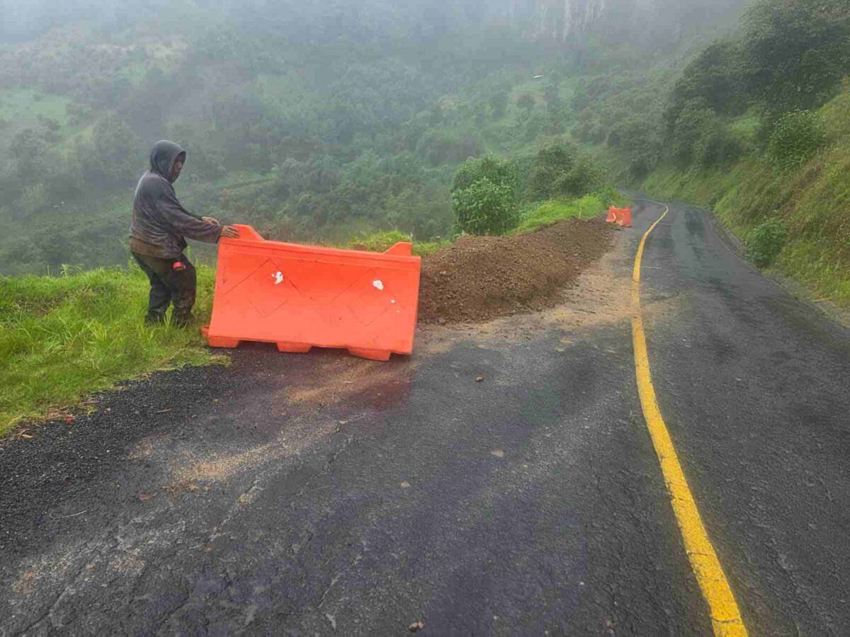 CONSTRUYEN MURO DE CONTENCIÓN SOBRE CARRETERA A COCALZINGO