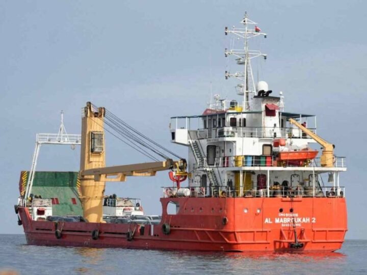 IRÁN VUELVE A CERRAR EL ESTRECHO DE ORMUZ Y AMENAZA CON ATACAR EMBARCACIONES