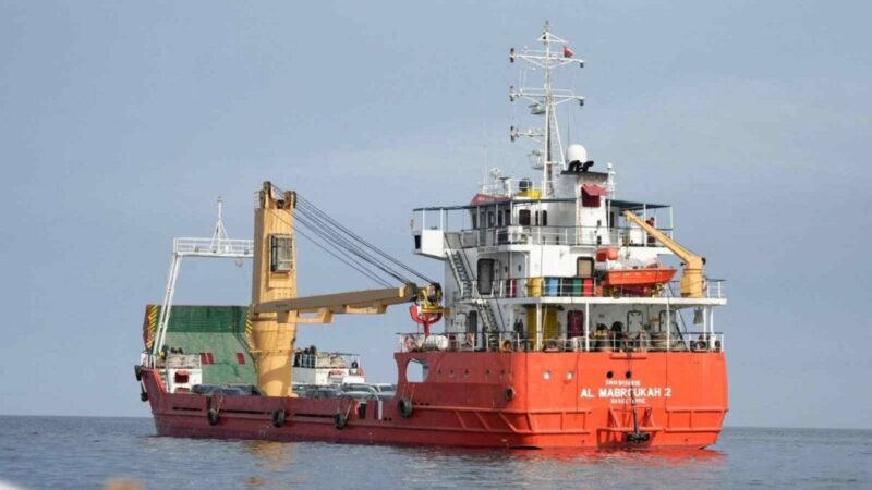 IRÁN VUELVE A CERRAR EL ESTRECHO DE ORMUZ Y AMENAZA CON ATACAR EMBARCACIONES