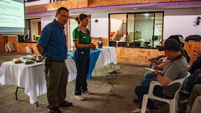 PRODUCTORES DE CAFÉ FORTALECEN SUS CONOCIMIENTOS EN IXHUATLÁN DEL CAFÉ