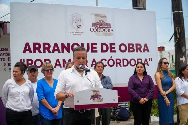MANUEL ALONSO CEREZO DA BANDERAZO DE REHABILITACIÓN DE CALLES EN SAN FRANCISCO TOXPAN