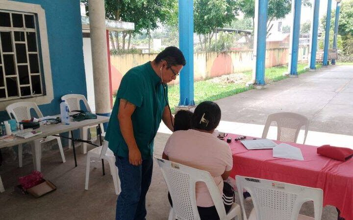 LLEVAN JORNADA DE SALUD A ACAYOTLA