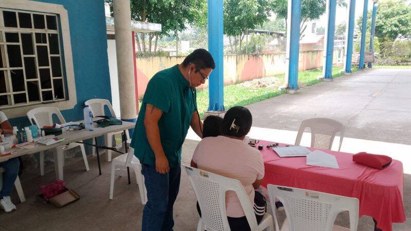 LLEVAN JORNADA DE SALUD A ACAYOTLA