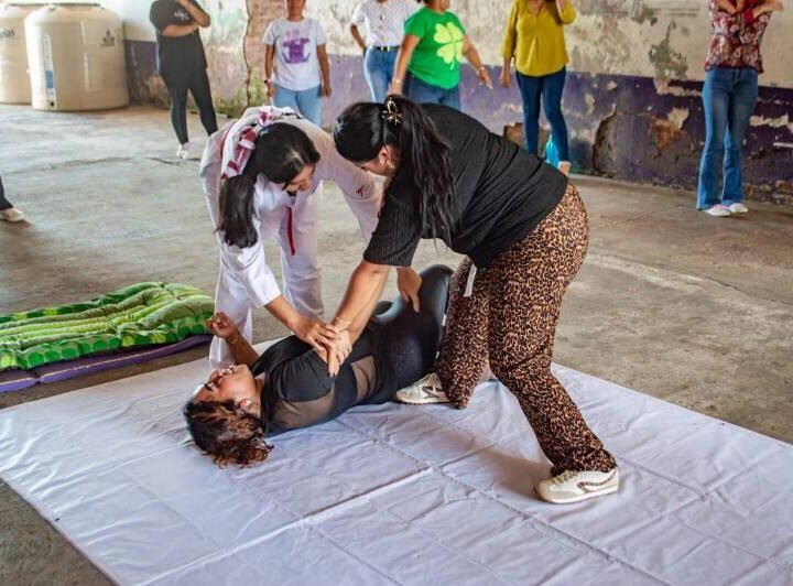 IMPARTEN CLASES DE DEFENSA PERSONAL A MUJERES DE IXHUATLÁN