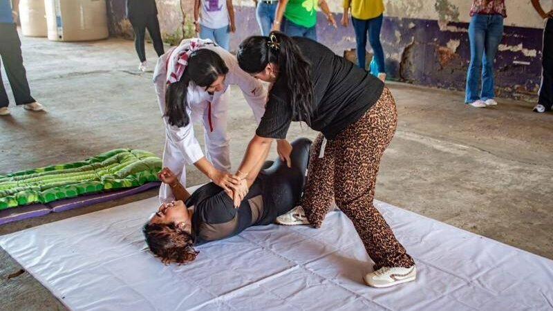 IMPARTEN CLASES DE DEFENSA PERSONAL A MUJERES DE IXHUATLÁN