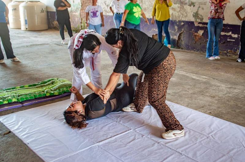 IMPARTEN CLASES DE DEFENSA PERSONAL A MUJERES DE IXHUATLÁN