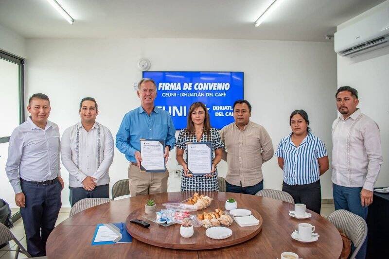 FIRMAN CONVENIO AYUNTAMIENTO DE IXHUATLÁN DEL CAFÉ Y CEUNI