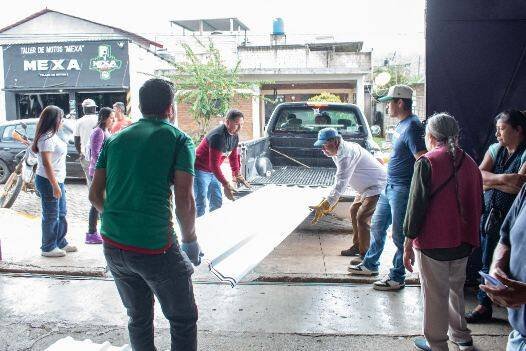 ENTREGAN LÁMINA CON SUBSIDIO EN IXHUATLÁN DEL CAFÉ