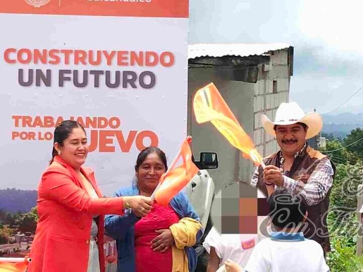 ISRAEL SANDOVAL DA BANDERAZO DE PAVIMENTACIÓN DE CAMINO EN SAN MIGUEL XITECO
