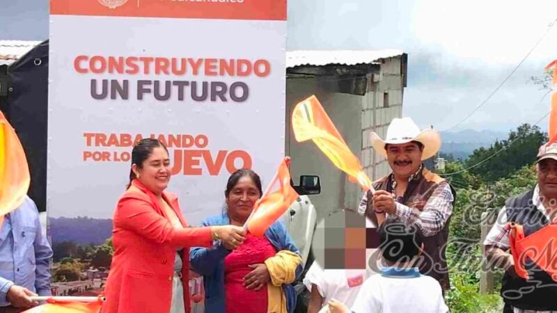 ISRAEL SANDOVAL DA BANDERAZO DE PAVIMENTACIÓN DE CAMINO EN SAN MIGUEL XITECO