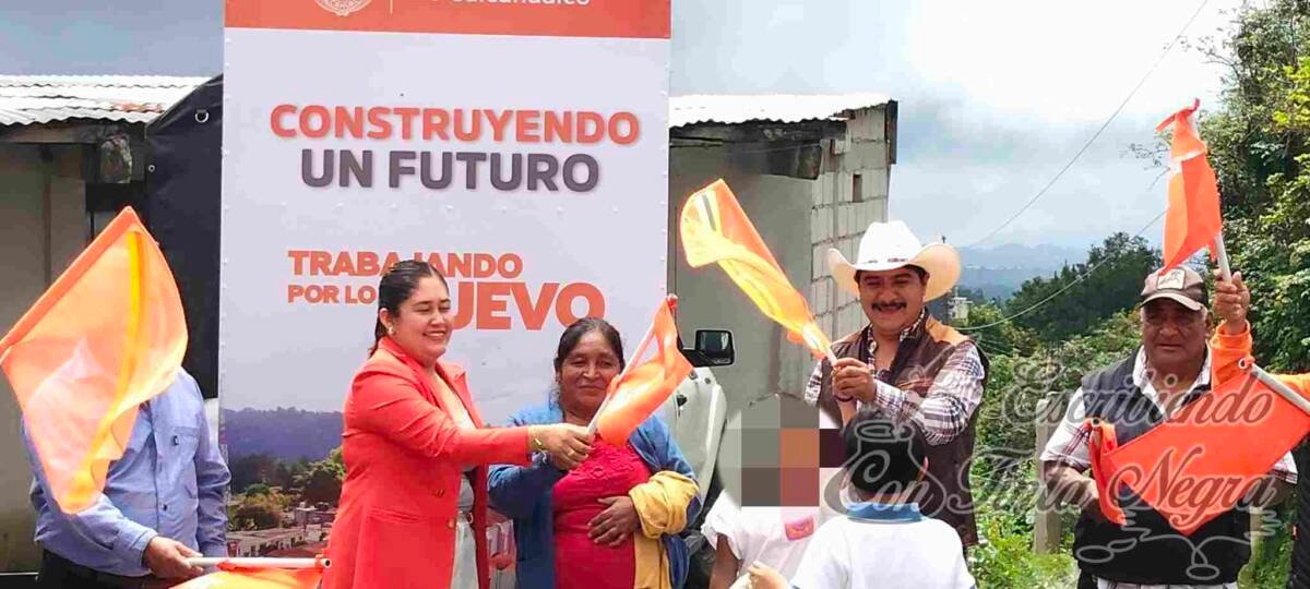 ISRAEL SANDOVAL DA BANDERAZO DE PAVIMENTACIÓN DE CAMINO EN SAN MIGUEL XITECO