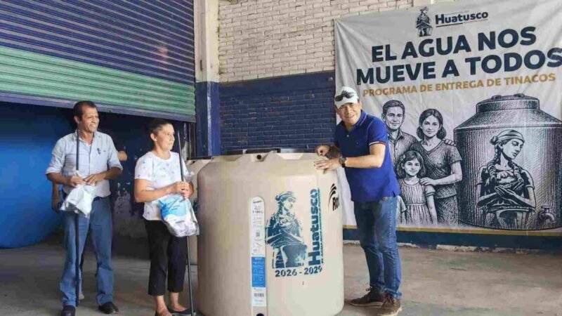 ENTREGA ALCALDE DE HUATUSCO MÁS DEPÓSITOS DE AGUA