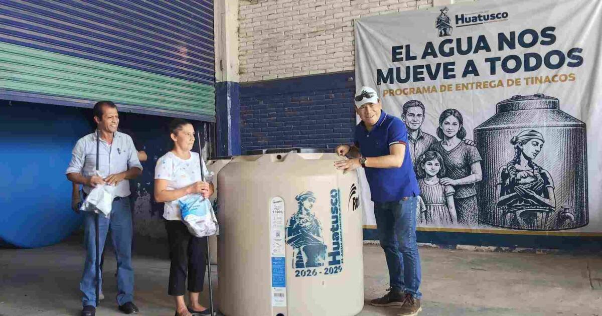 ENTREGA ALCALDE DE HUATUSCO MÁS DEPÓSITOS DE AGUA