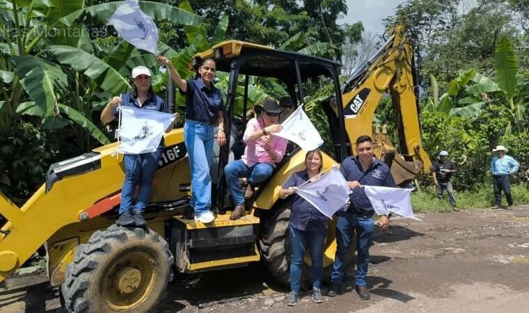 ALCALDE DE HUATUSCO PONE EN MARCHA REHABILITACIÓN DE CARRETERA TLAMATOCA-CAPULAPA