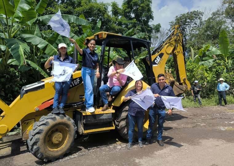 ALCALDE DE HUATUSCO PONE EN MARCHA REHABILITACIÓN DE CARRETERA TLAMATOCA-CAPULAPA