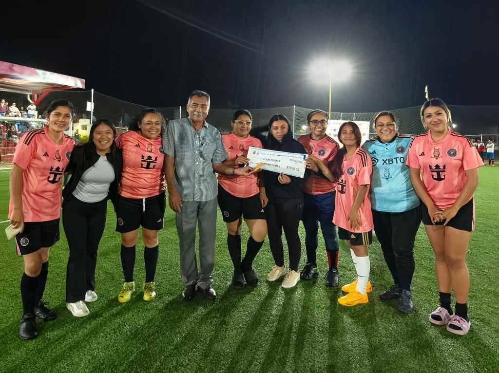AMAZONAS Y ACAYOTLA, CAMPEONES DE FÚTBOL EN TOMATLÁN
