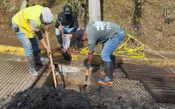 ATIENDEN AFECTACIONES POR TORRENCIALES LLUVIAS EN IXHUATLÁN