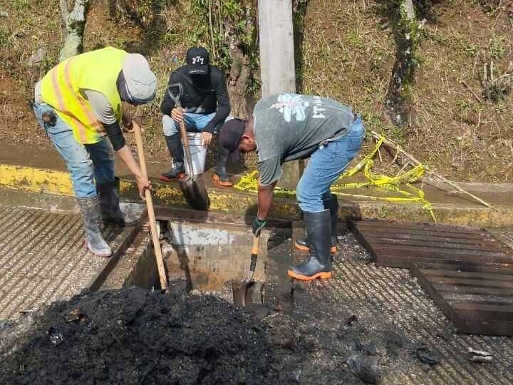 ATIENDEN AFECTACIONES POR TORRENCIALES LLUVIAS EN IXHUATLÁN