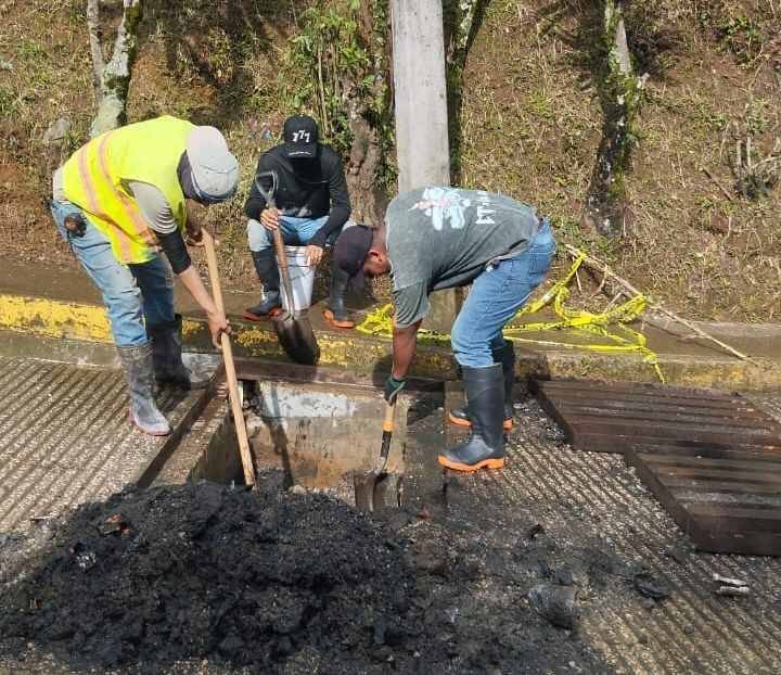 ATIENDEN AFECTACIONES POR TORRENCIALES LLUVIAS EN IXHUATLÁN