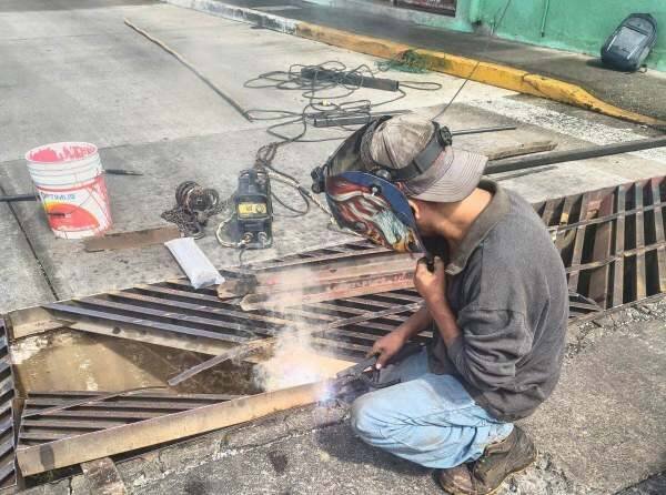 DAN MANTENIMIENTO A INFRAESTRUCTURA URBANA