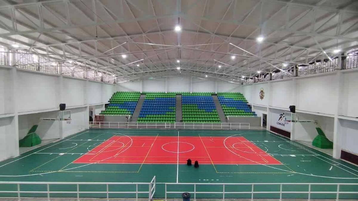 REHABILITAN LUMINARIAS DEL GIMNASIO EL MEXICANO