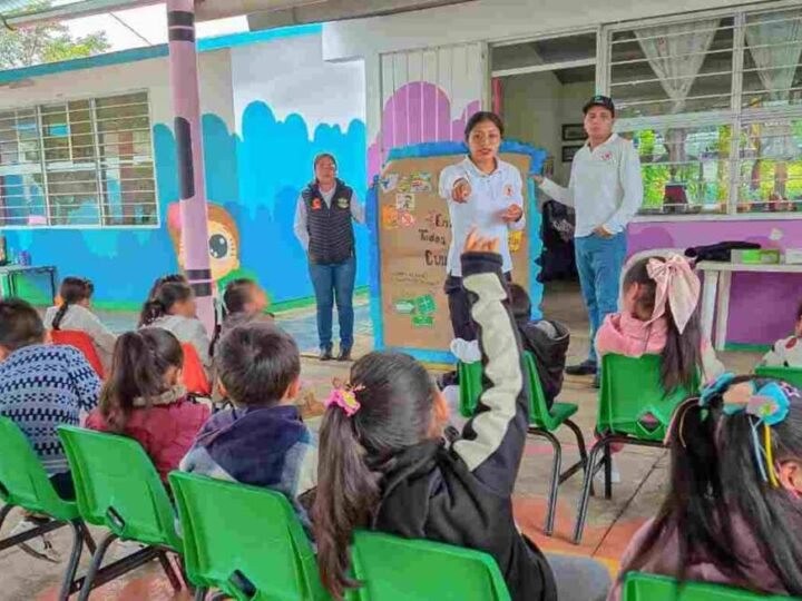 LLEVAN PLÁTICA DE SEGURIDAD A ESCUELAS DE CALCAHUALCO