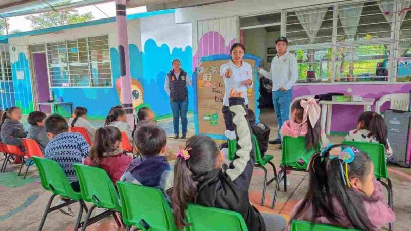 LLEVAN PLÁTICA DE SEGURIDAD A ESCUELAS DE CALCAHUALCO