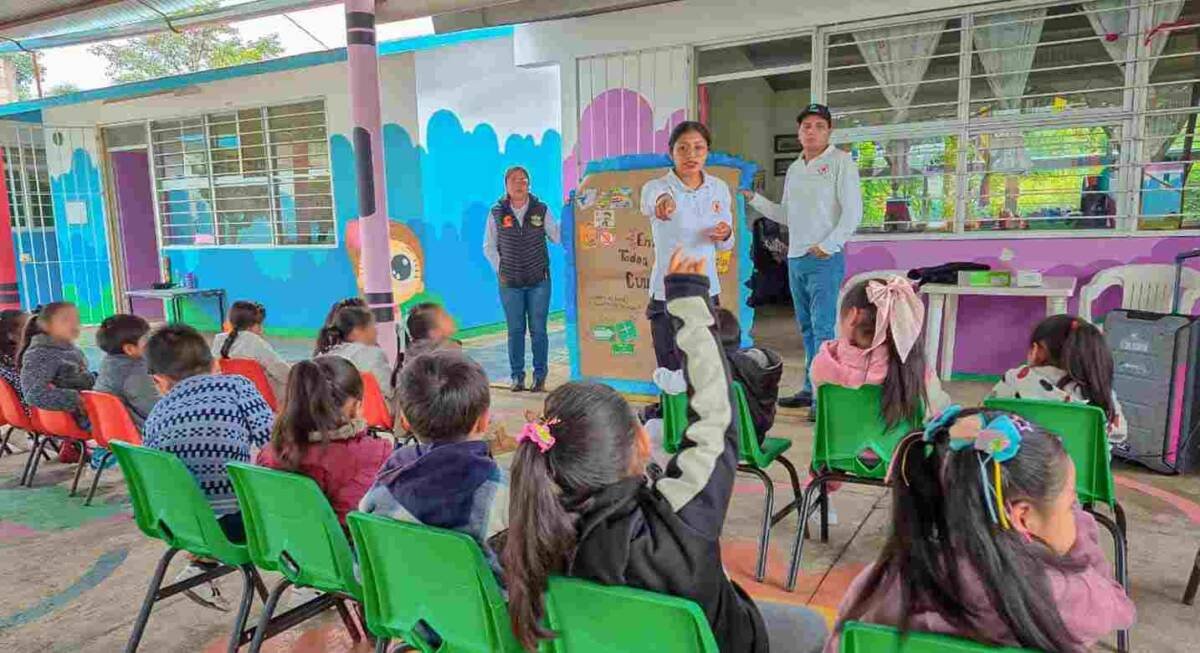 LLEVAN PLÁTICA DE SEGURIDAD A ESCUELAS DE CALCAHUALCO