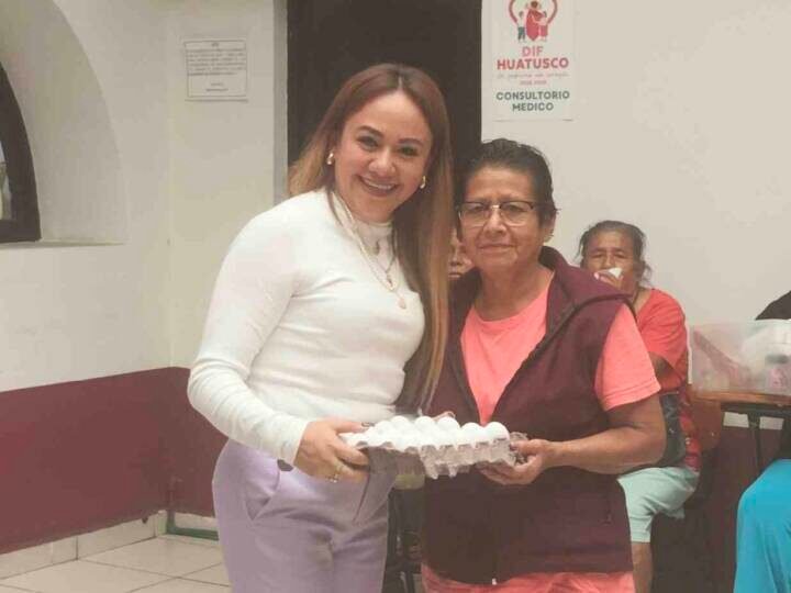 ENTREGA PRESIDENTA DEL DIF APOYOS DE PROGRAMA DE CANASTA BÁSICA