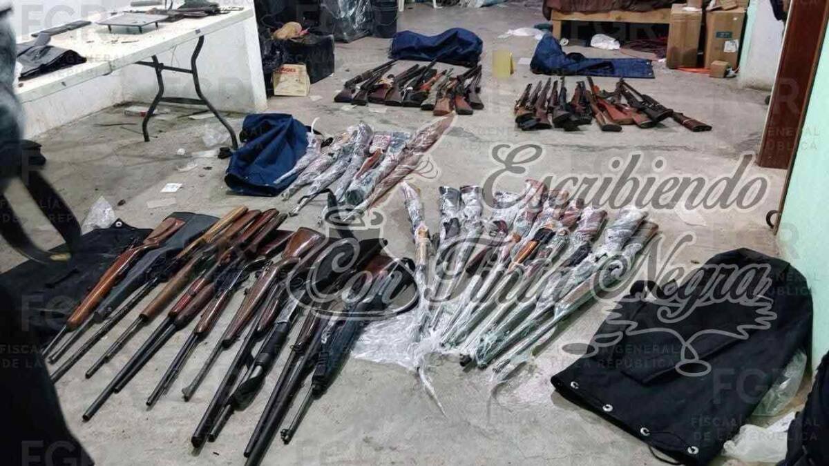 REVIENTAN CASAS DE SEGURIDAD; ASEGURAN ARMAS, DROGA Y VEHÍCULOS