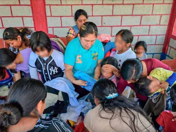 ENTREGAN PRENDAS DE VESTIR EN CALCAHUALCO