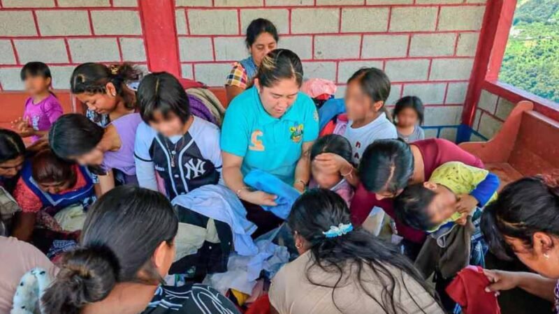 ENTREGAN PRENDAS DE VESTIR EN CALCAHUALCO