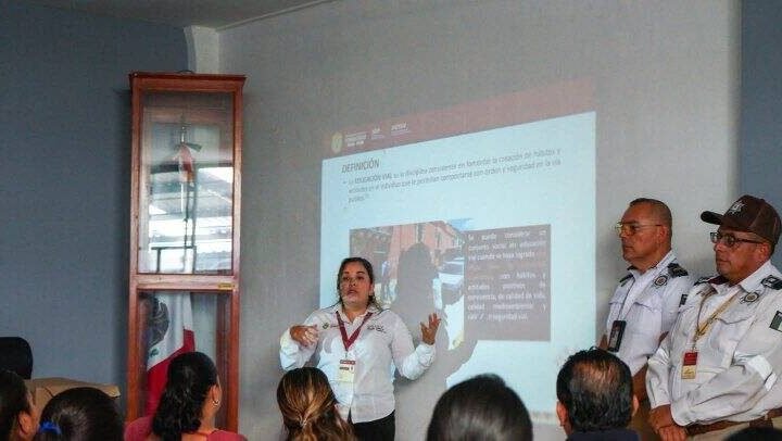 CAPACITAN A AGENTES MUNICIPALES DE TOTUTLA