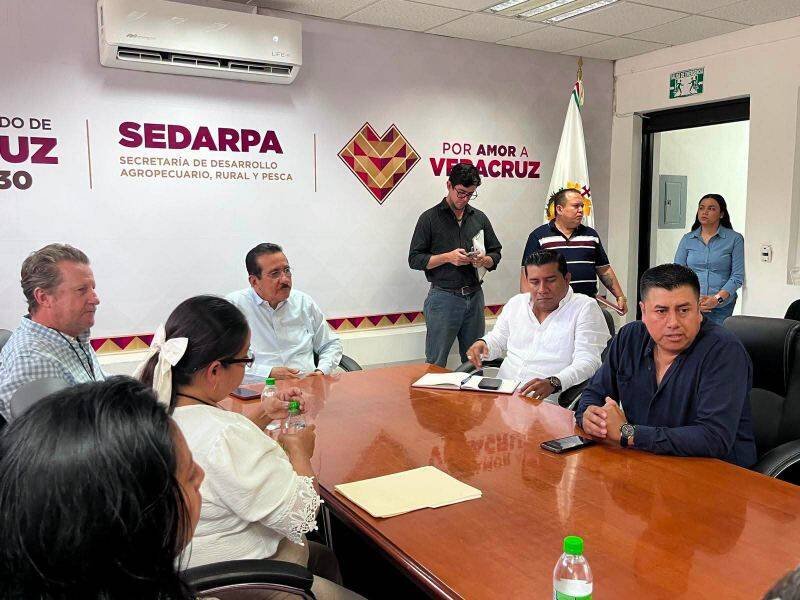 GESTIONA ALCALDE DE ALPATLÁHUAC APOYOS PARA EL CAMPO