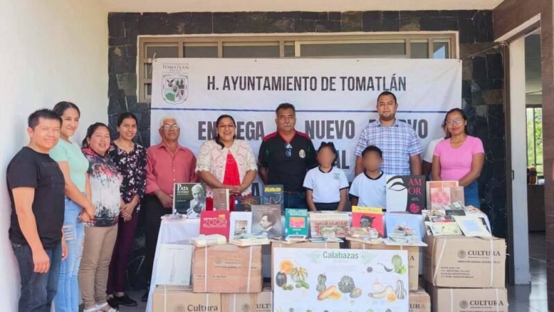 ENTREGA ALCALDE COLECCIÓN DE LIBROS PARA BIBLIOTECA DE TECAMILLA