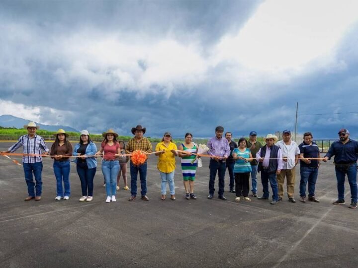 ARMANDO REYES MUÑOZ INAUGURA AMPLIACIÓN DE PLAZA DE CHAYOTEROS