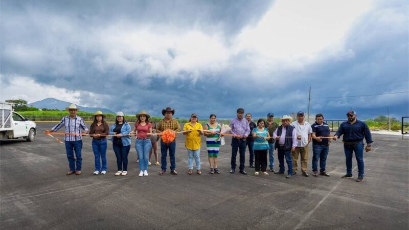 ARMANDO REYES MUÑOZ INAUGURA AMPLIACIÓN DE PLAZA DE CHAYOTEROS
