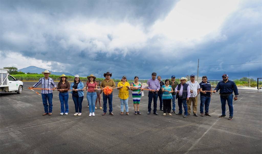 ARMANDO REYES MUÑOZ INAUGURA AMPLIACIÓN DE PLAZA DE CHAYOTEROS