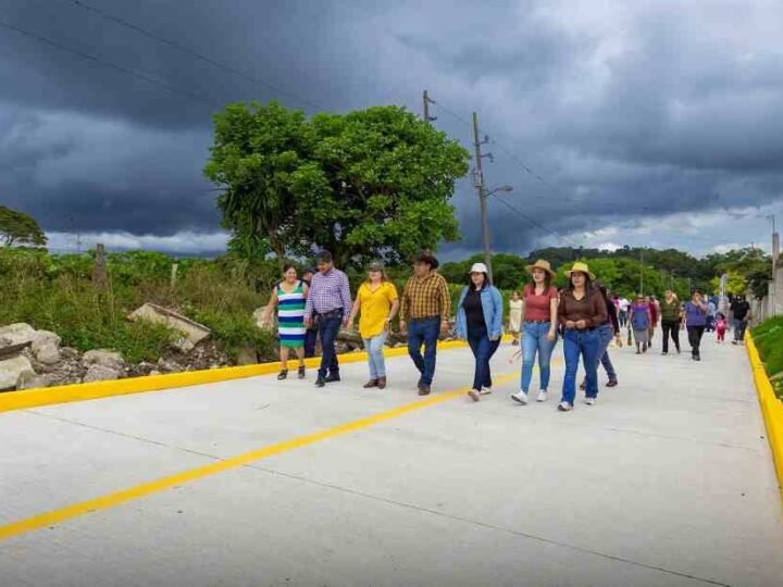 ALCALDE DE COSCOMATEPEC INAUGURA PAVIMENTACIÓN EN DOS CAMINOS