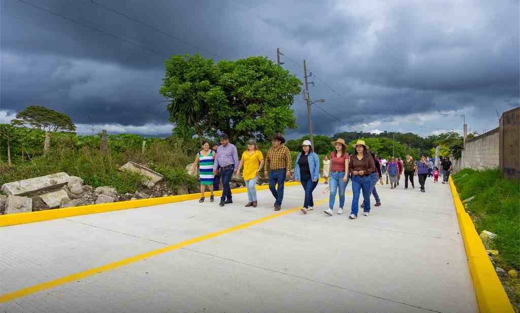 ALCALDE DE COSCOMATEPEC INAUGURA PAVIMENTACIÓN EN DOS CAMINOS