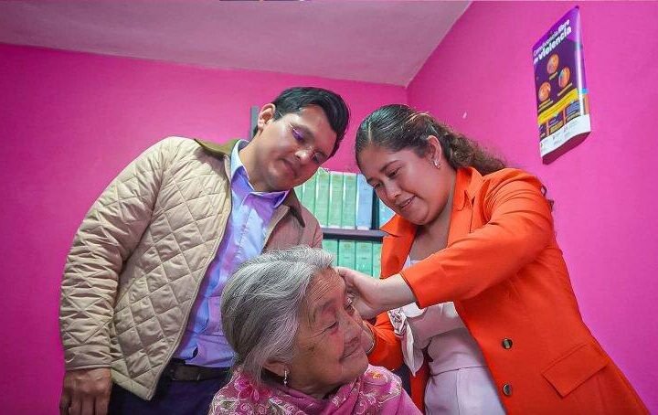 ENTREGA DIF DE CALCAHUALCO APARATOS AUDITIVOS
