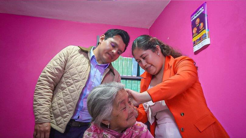 ENTREGA DIF DE CALCAHUALCO APARATOS AUDITIVOS