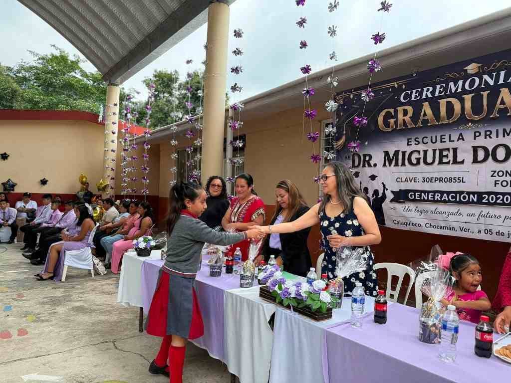 ACOMPAÑA ALCALDESA A PRIMARIA MIGUEL DOMÍNGUEZ EN GRADUACIÓN