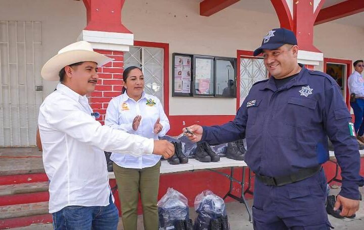 ALCALDE ENTREGA PATRULLA A POLICÍA MUNICIPAL