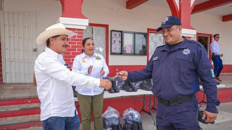 ALCALDE ENTREGA PATRULLA A POLICÍA MUNICIPAL