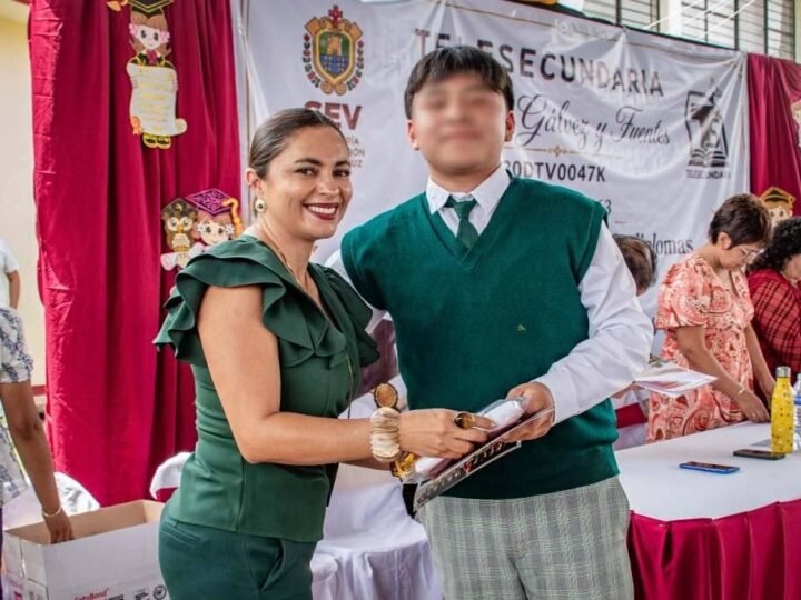 SE GRADUAN ALUMNOS DE TELESECUNDARIA DE IXHUATLÁN